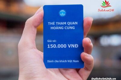 Du khách đi tour sẽ được phát vé thẻ từ tham quan Đại Nội Huế