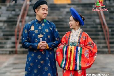 Du khách chụp ảnh với áo dài cổ phục trong tour Huế