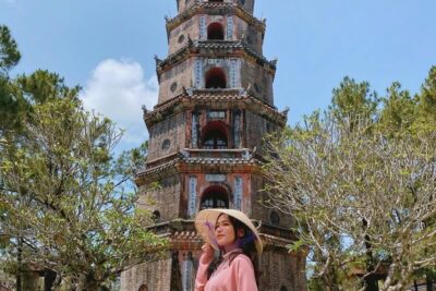 Trong tour Huế, quý khách sẽ đến chùa Thiên Mụ để tham quan, lễ bái và chụp ảnh cùng gia đình